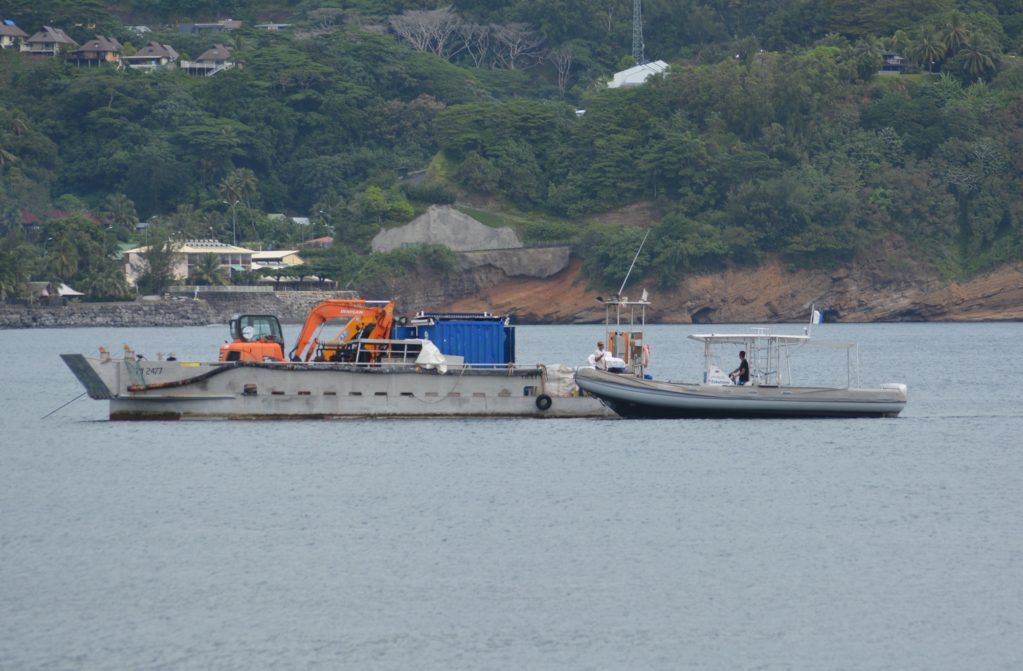 Une barge a été mobilisée pour treuiller le bateau renversé hors de l’eau et le ramener à terre. Un deuxième bateau était nécessaire pour tracter l’embarcation naufragée jusqu’à l’abri du vent, de l’autre côté de la Pointe Vénus.