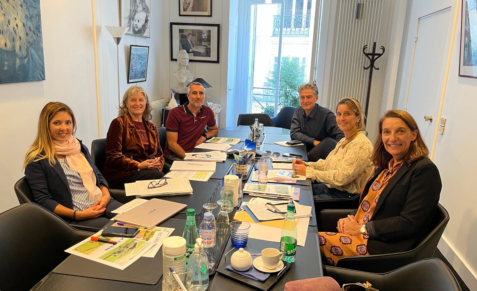 La ministre du Travail et des Solidarités, Virginie Bruant, accompagnée de la responsable du service international, Brigitte Auloy; le directeur adjoint de la fondation, Christophe Marie; une chargée de mission au ministère de l'Agriculture détachée à la fondation, Capucine Meyer et un autre chargé de mission, Brice Quintin