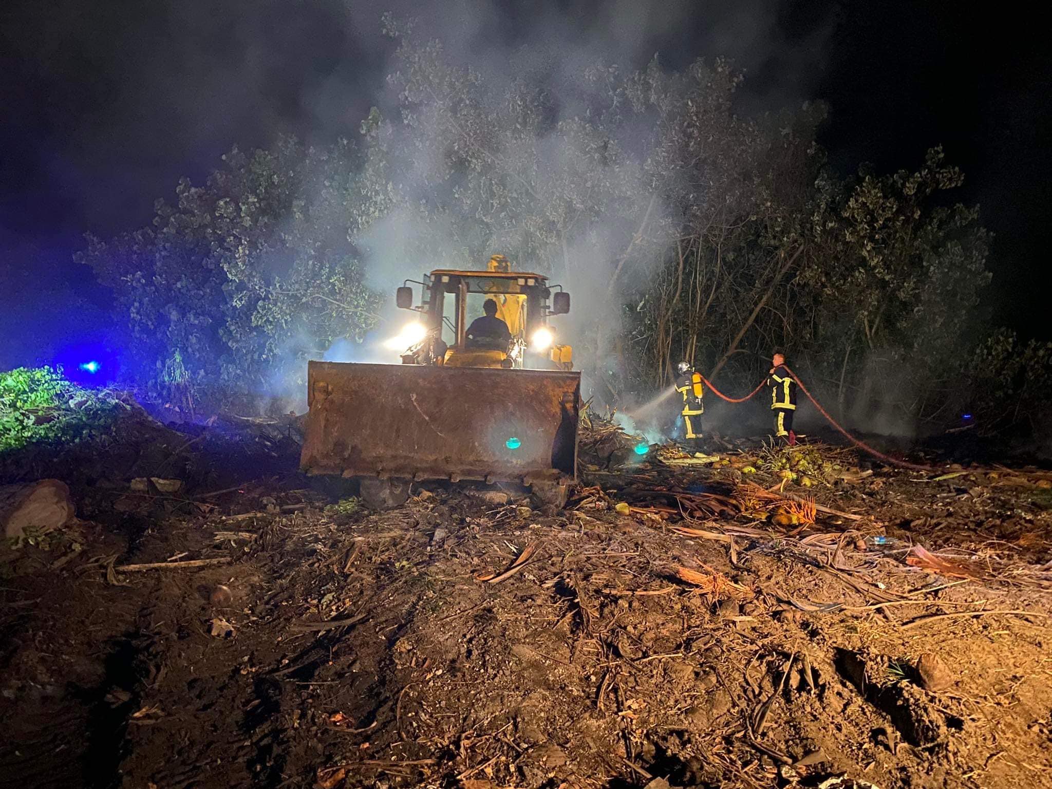 Un tas de déchets verts part en fumée à Moorea