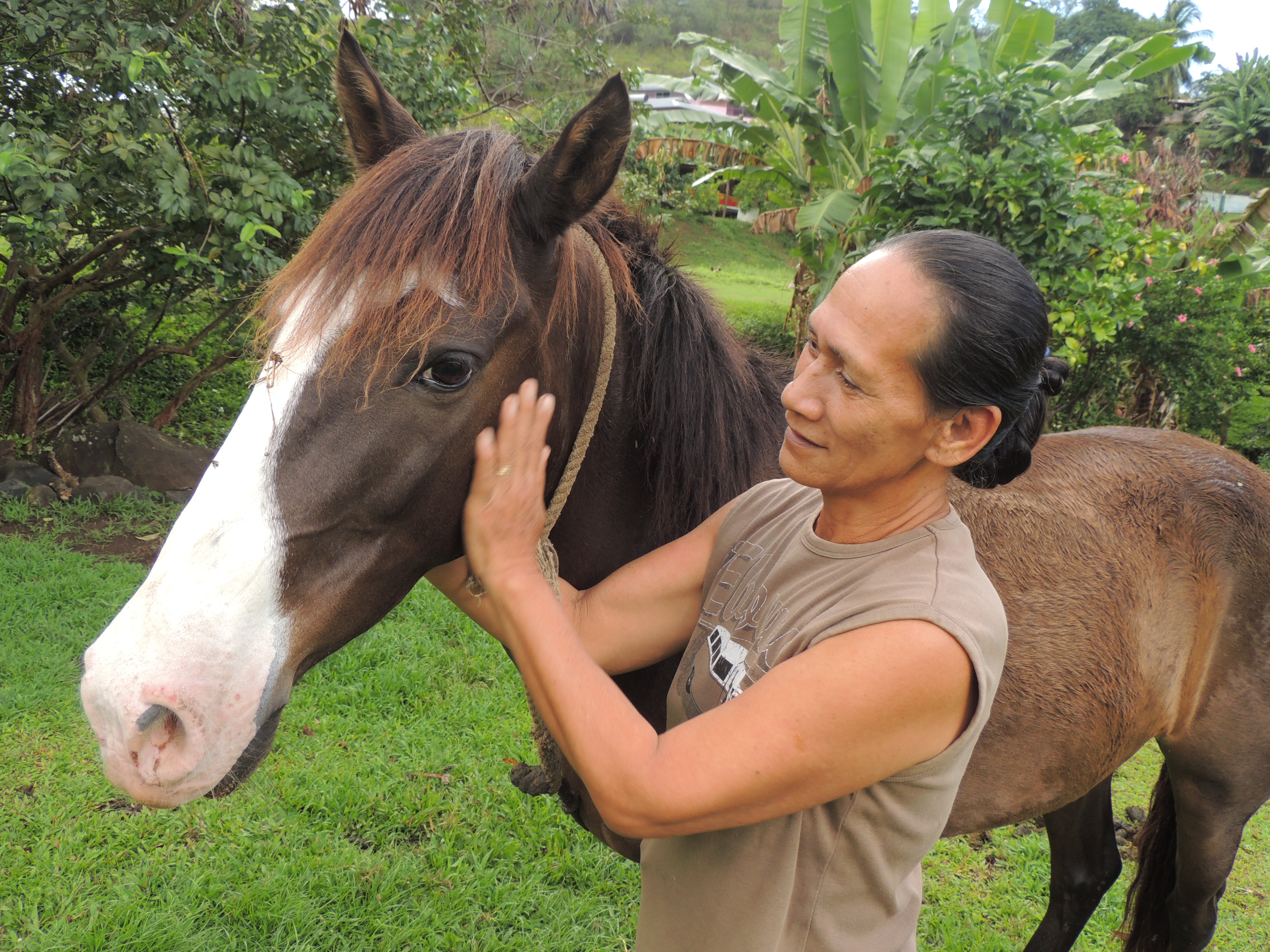 Sabine Teikiteetini possède plus de 50 chevaux et organise des excursions pour les touristes.