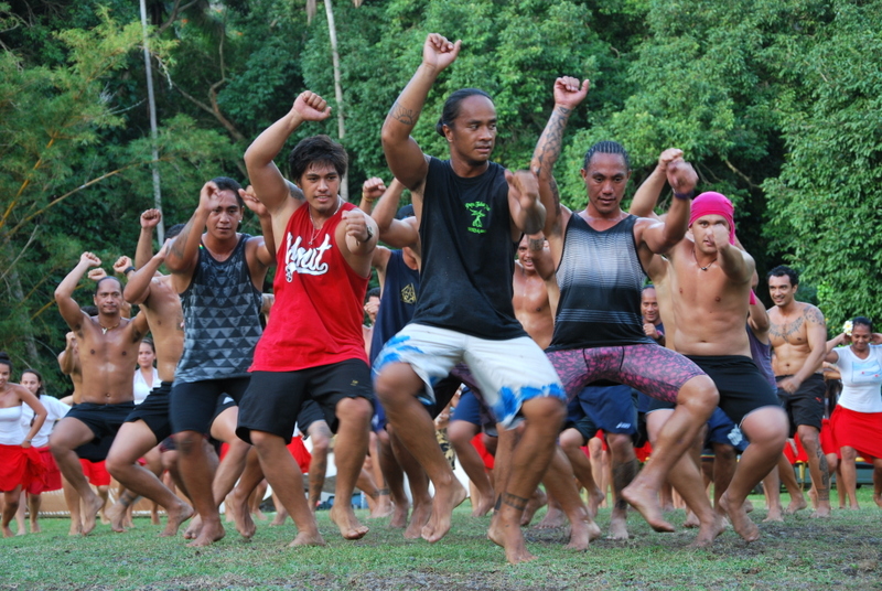 Plus de 200 danseurs et musiciens sur le marae Arahurahu pour une histoire guidée par les étoiles. Photo : Frédéric Cibard / CAPF