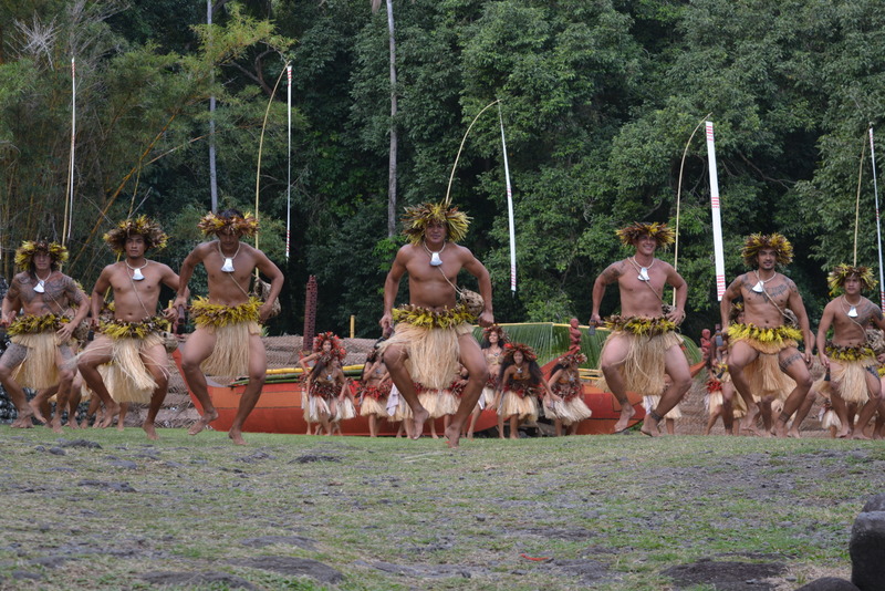 Marae Arahurahu : le public embarqué dans la pirogue de Pa'ao