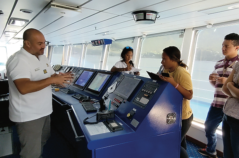 Les élèves ont rencontré le capitaine de l'Aranui.