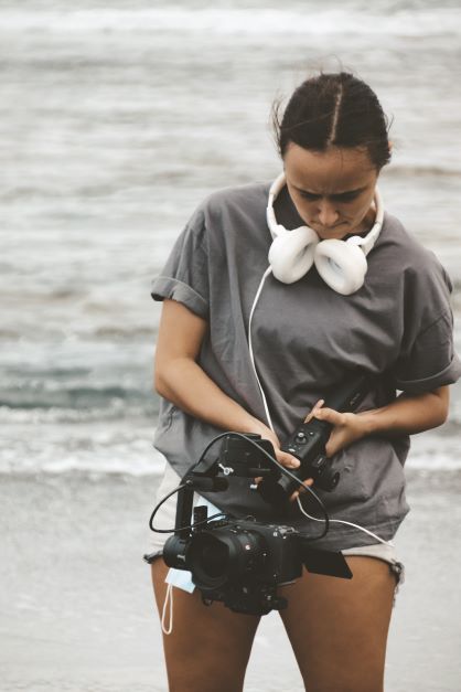 Mathilde Zampieri, réalisatrice et productrice du court-métrage, supervisait les équipes de tournage mais passait également derrière la caméra.