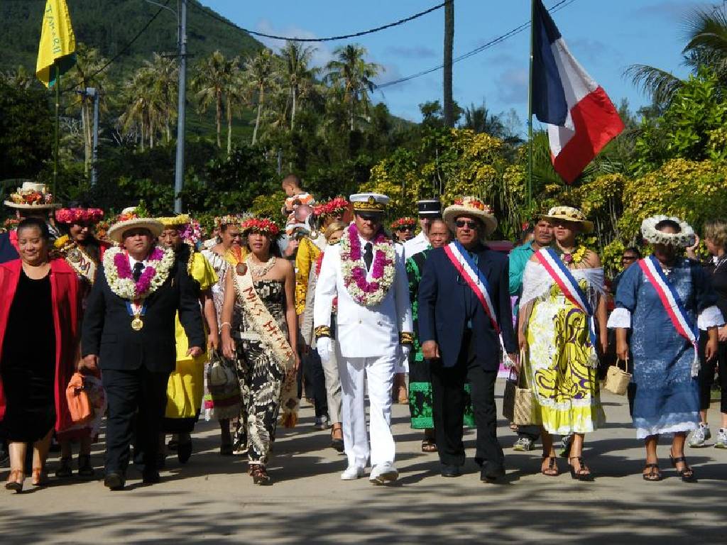 La cohorte des officiels menée par l'administrateur d'Etat des Australes Eric Zabouraeff et le tāvana de Tubuai Fernard Tahiata. Photo : Haut-commissariat.