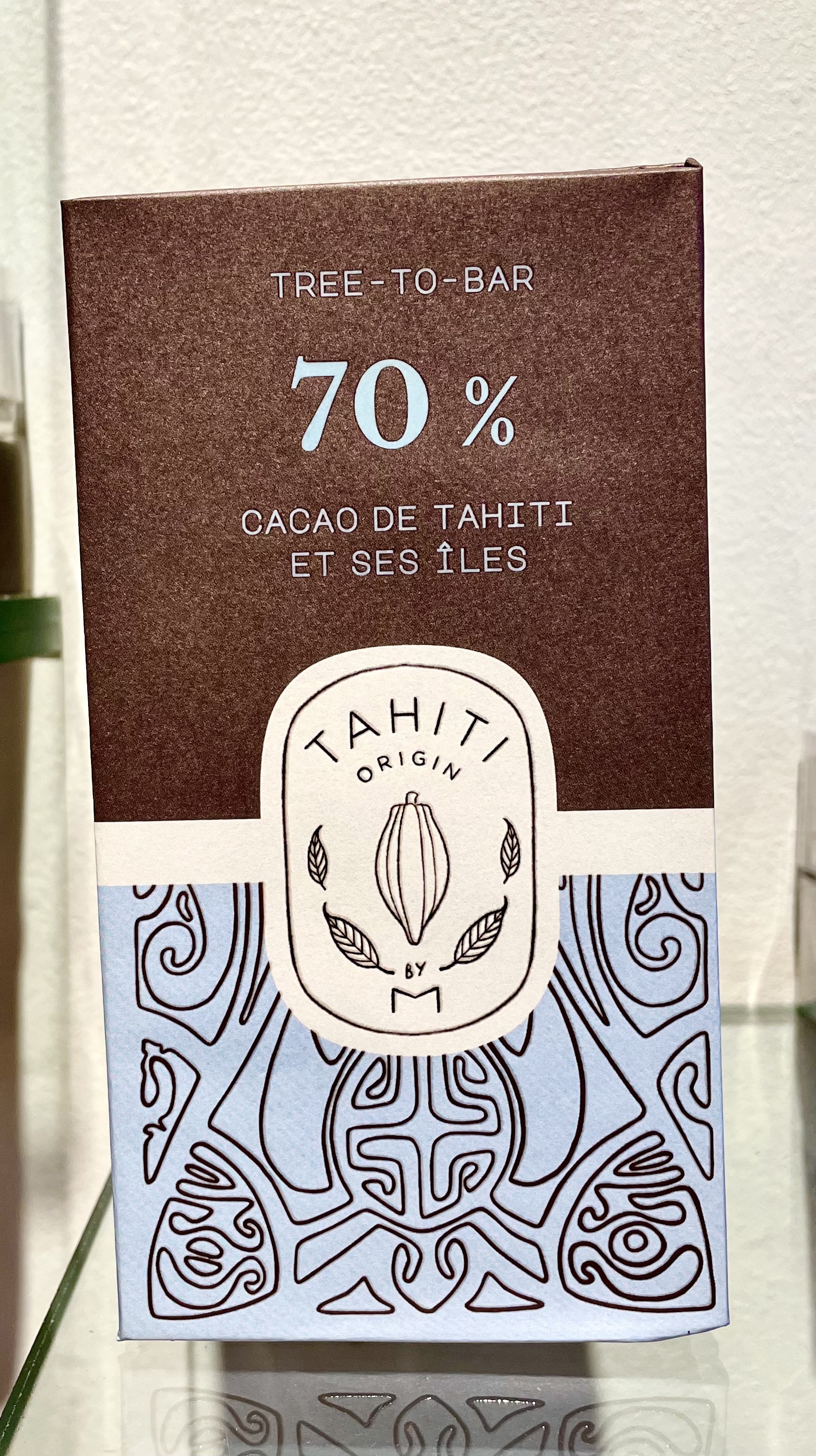 La tablette de chocolat polynésien, conçue par Tahiti Origin by M, s’est vue attribuer la médaille d’argent par le club français des Croqueurs de chocolat et paraîtra dans le guide des "meilleurs chocolats du monde".