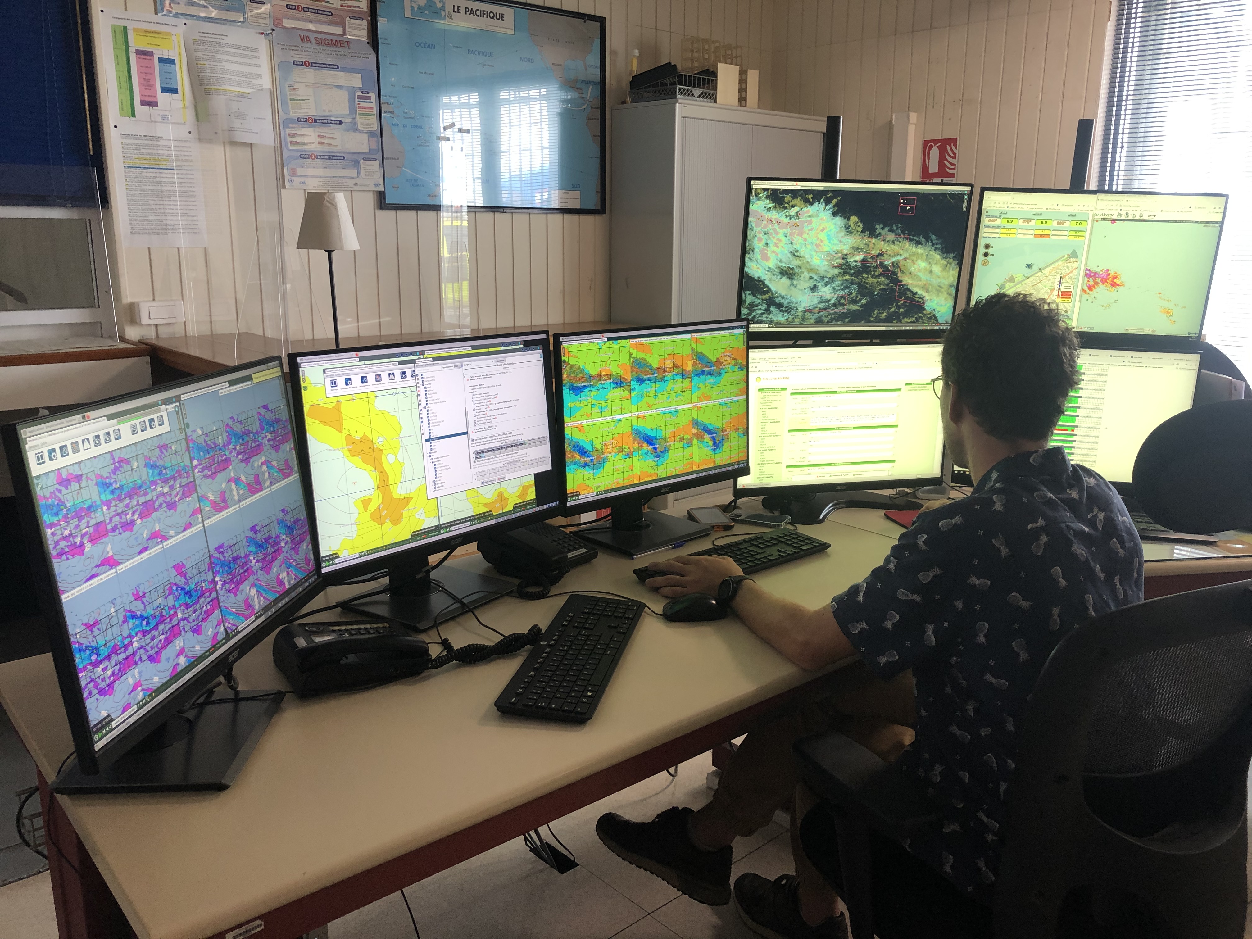 La salle de prévisions de l'antenne interrégionale de Météo France en Polynésie.