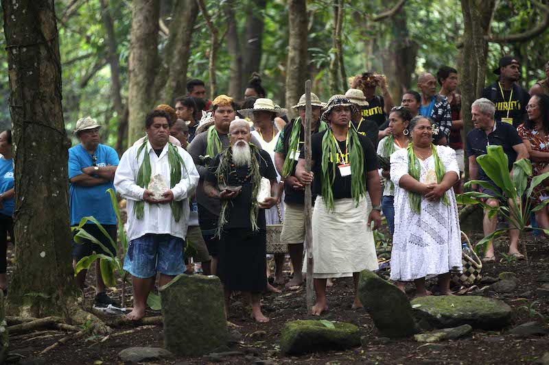 La cérémonie sur le marae Taputapuatea, initialement prévue dimanche après-midi, a finalement eu lieu mardi. Le temps étant plus clément. Elle a consisté en une cérémonie d’accueil et de remerciements.