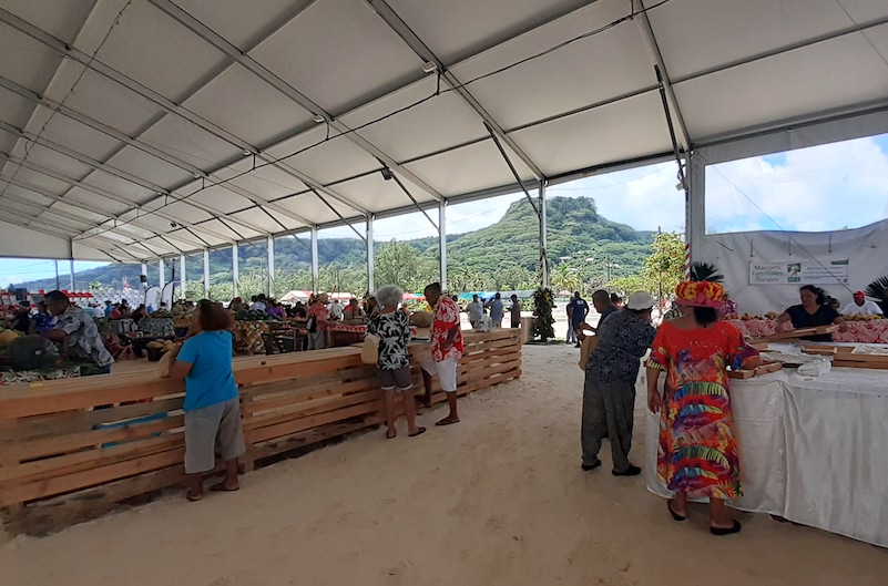 La foire est installée sous le chapiteau au lieu dit de la Piscine.