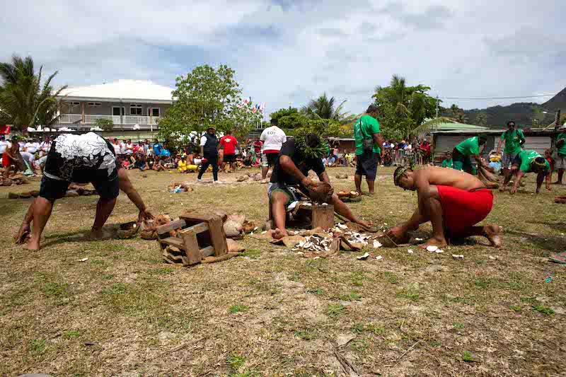 Les équipes gagnantes (Rimatara puis Rurutu chez les hommes) sont allées, après avoir terminé, aider les équipes toujours occupées à décortiquer les cocos.