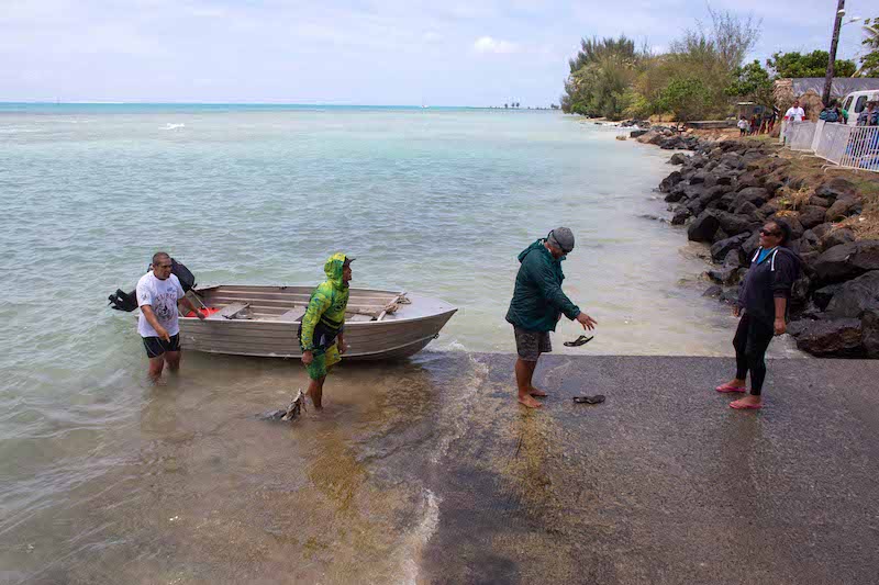 Une pêche traditionnelle a été organisée mercredi matin. Les pêcheurs sont partis aux alentours de 7h30 pour trois heures de mer. Ils ont pêché dans le lagon sur le récif. La pêche est dite tutae fe’e, du nom de l’appât fixé sur l’hameçon et composé de pōpoi et d’encre de pieuvre (fe’e).