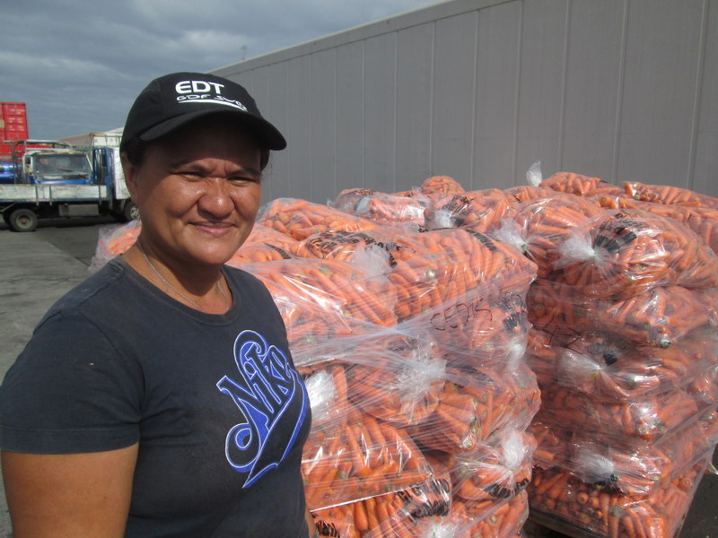 Diane Viriamu commercialise la production de carottes de son frère lequel se trouve à Tubuai.