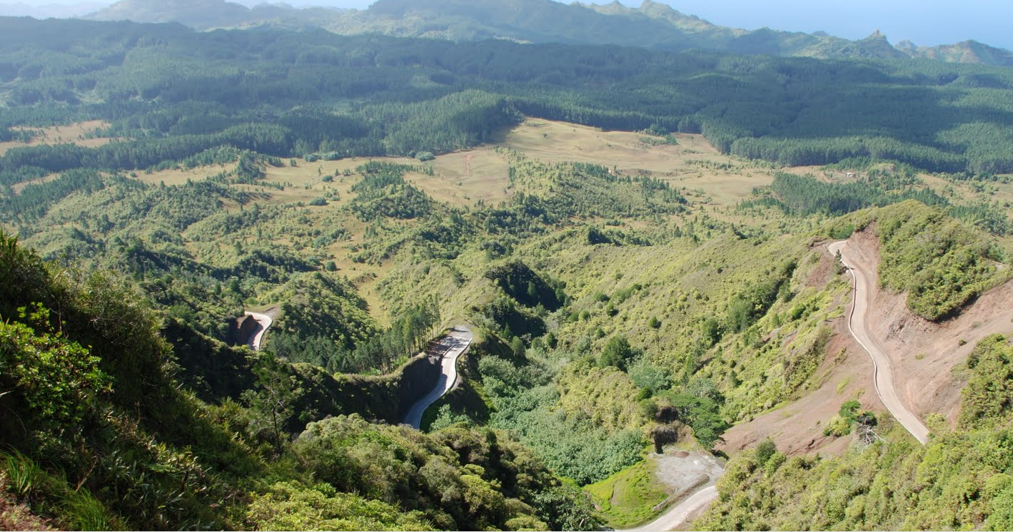 La piste de Taiohaè - Terre déserte longue de 40 km a été entièrement cimentée.