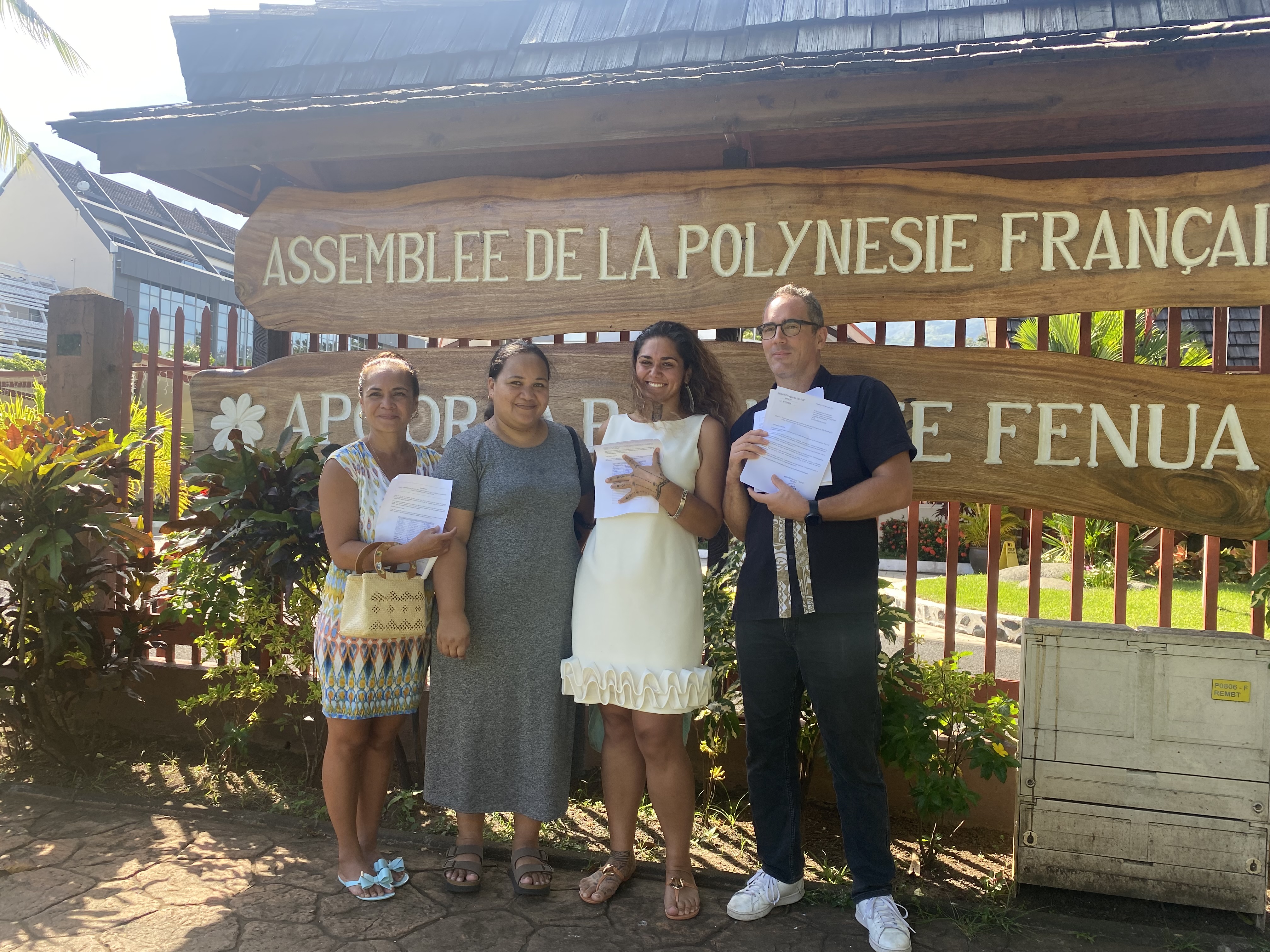 Les trois auxiliaires de vie scolaire portant la pétition devant la commission de l’APF et Christophe Psycologios.