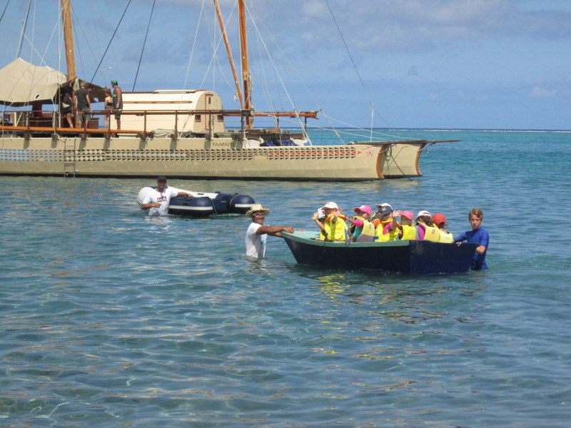 Le balai incessant des petites embarcations lesquels ont transporté plus d'une cinquantaine de personnes, vers la pirogue double "Fa'afa'ite".