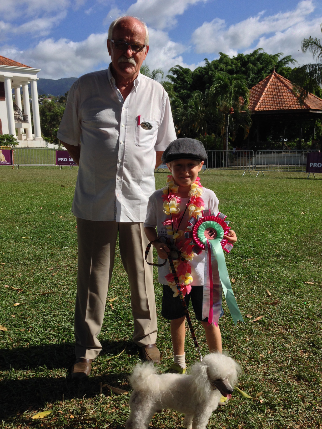 Un prix spécial a été octroyé à Louis Marie. Âgé de 8 ans, il est le plus jeune présentateur de la 5ème Exposition Canine.