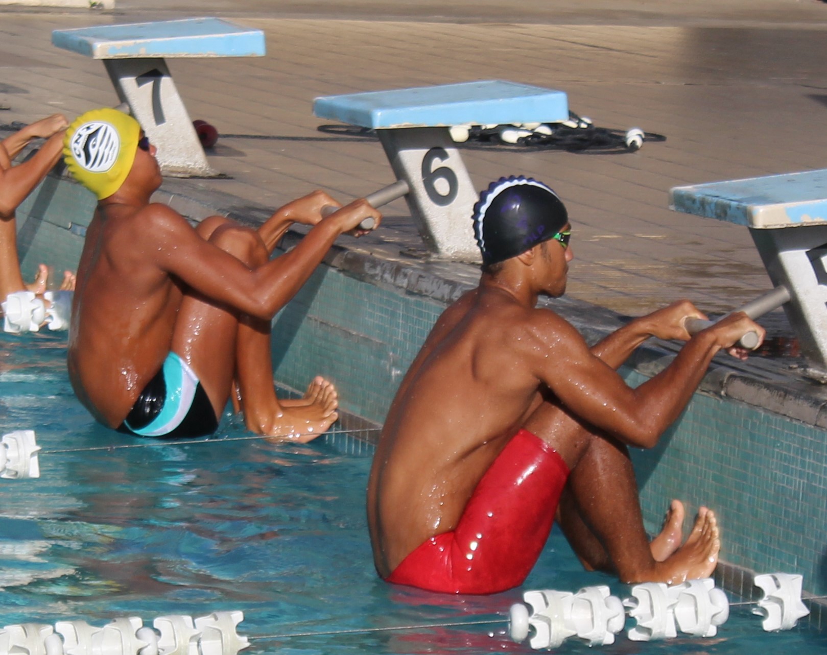 Keha Desbordes (au premier plan) est de retour au sein de la natation tahitienne. Rohutu Teahui (au deuxième plan) continue lui à améliorer des records d’âge au fil des compétions.