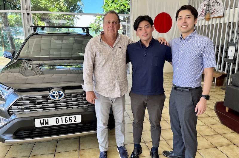 Le directeur de Nippon Automoto, Lionel Foissac, accompagné de Takenao Sato et Kohei Koiso de Toyota Tsusho Corporation.