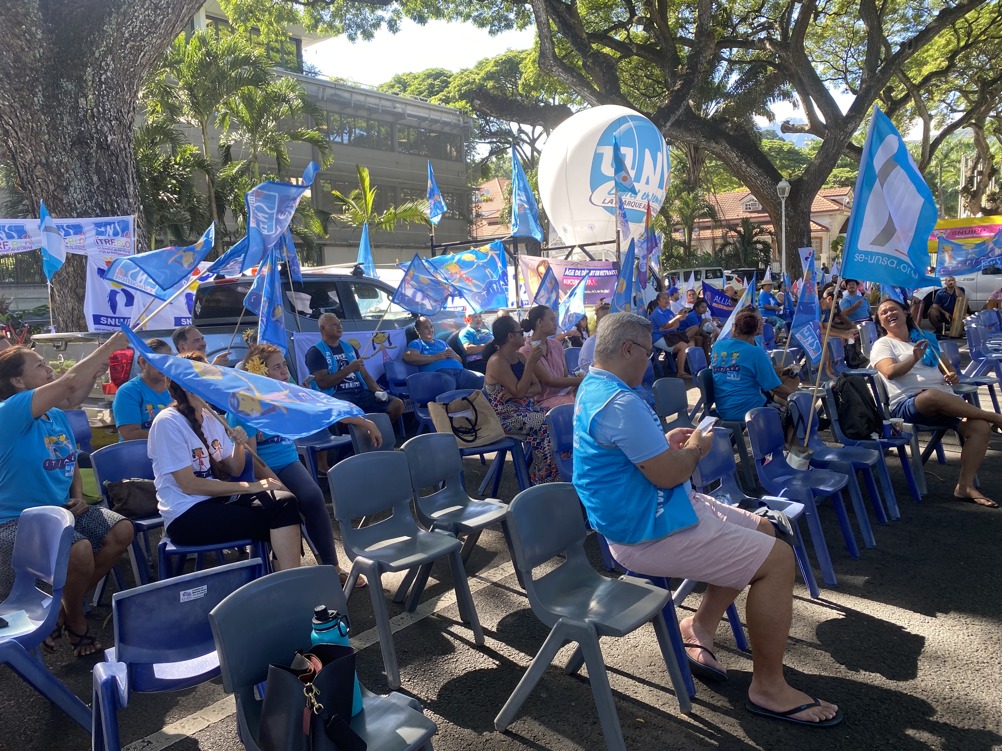 Les manifestants de l'Unsa lors du sit-in de ce mardi devant le monument aux morts. Crédit photo : Thibault Segalard.