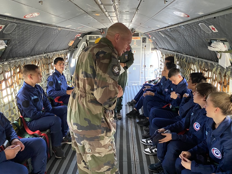 Les jeunes des Escadrilles Air Jeunesse qui s'installent dans le CASA CN-235. Crédit photo : Thibault Segalard.