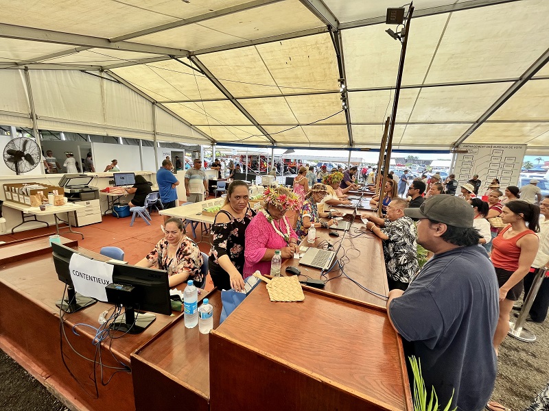 Bureau de vote à Faa'a ce dimanche, où sans surprise, Oscar Temaru arrive en tête dans la commune dont il est maire depuis 1983. Crédit photo Antoine Samoyeau.