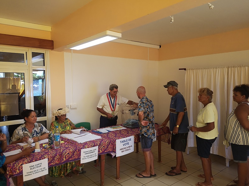 Bureau de vote de Taputapuatea à Raiatea. Le Tapura a devancé d'une courte tête le Tavini dans la section des îles Sous-le-Vent. Crédit photo : Vaitea.