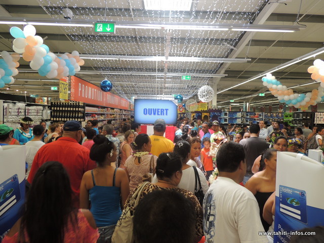 Affluence pour l’ouverture du Carrefour Faa’a (DIAPORAMA)