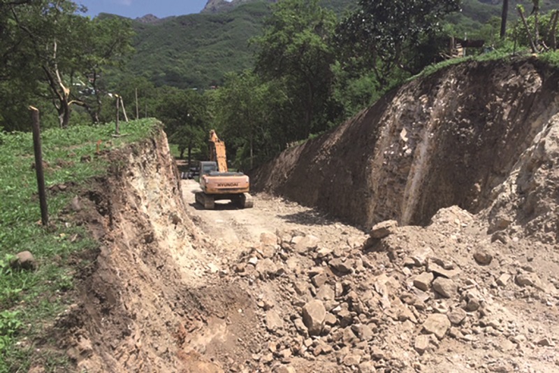 Pour réaliser la route de déviation, la colline a été entièrement creusée. © Mariannick Haiti
