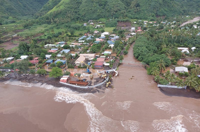 ​À Teahupo'o, l'orage après la houle