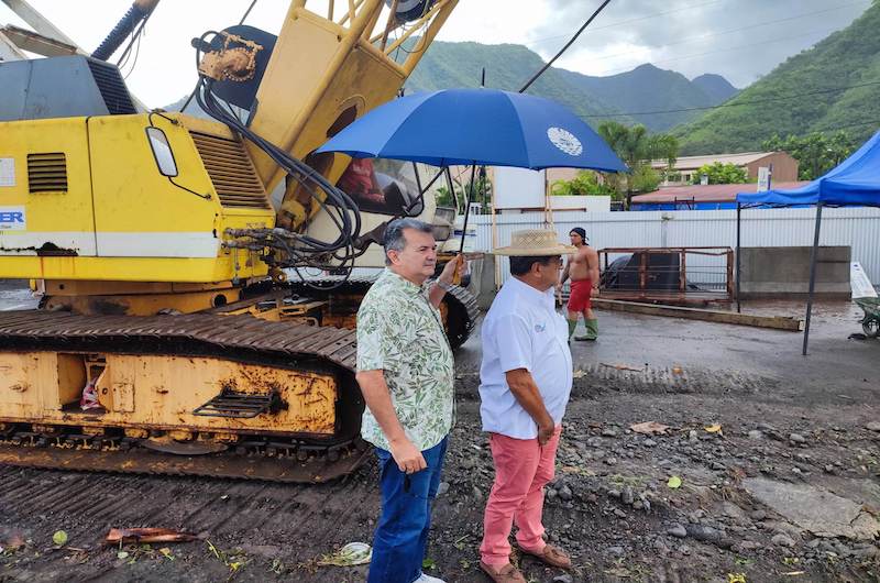 Édouard Fritch et René Temeharo à Teahupo'o ce mardi. Crédit photo : présidence.