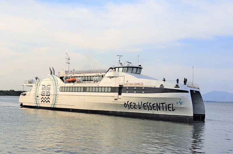 Légende : Le nouveau catamaran à grande vitesse du groupe Degage a fait ses premiers essais en mer sur le site du chantier naval Austral, au Vietnam. Crédit photo : Austal.