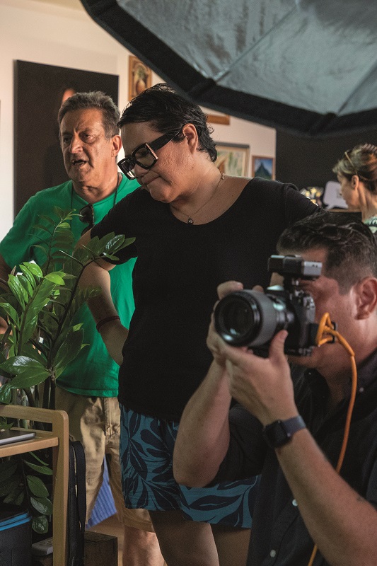 Pendant le shooting des mannequins par le photographe Teiki Dev, Alberto V. garde un œil, en compagnie ici de la maquilleuse Orama Noble. © Tevahitua Brothers