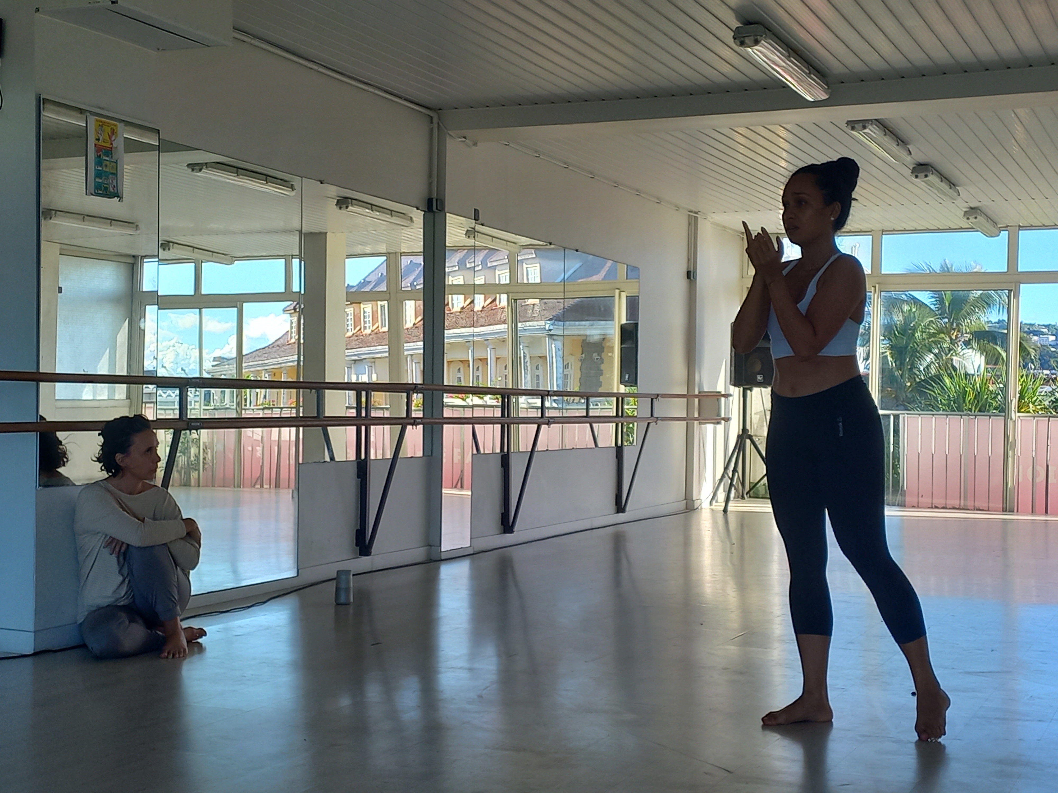Orama, danseuse du jeune ballet, présente sa création à Florence Yhuel, directrice du centre de danse Tschan.