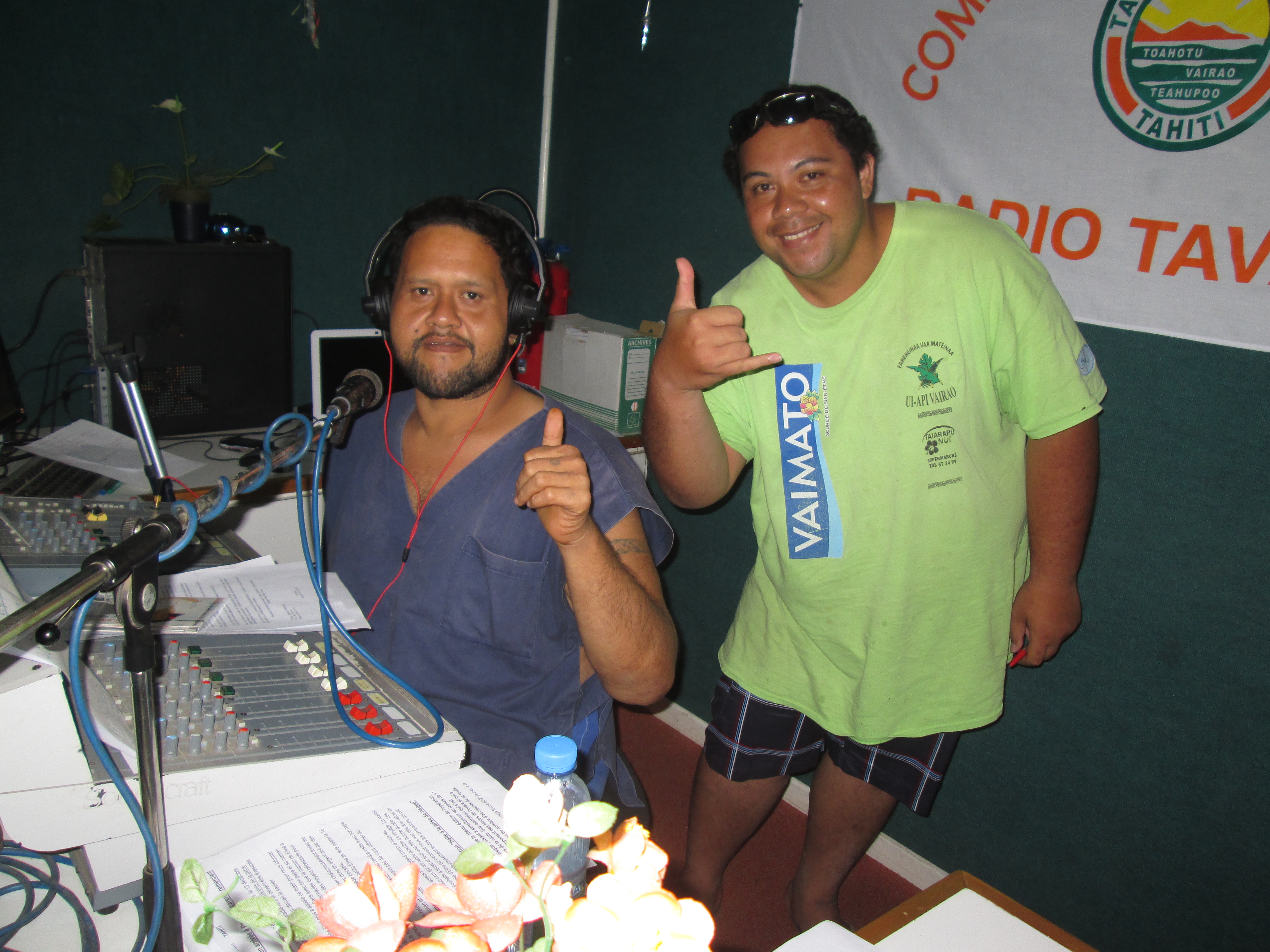 Les deux animateurs de radio Taiarapu : Nick (en jaune) et Bimbo.