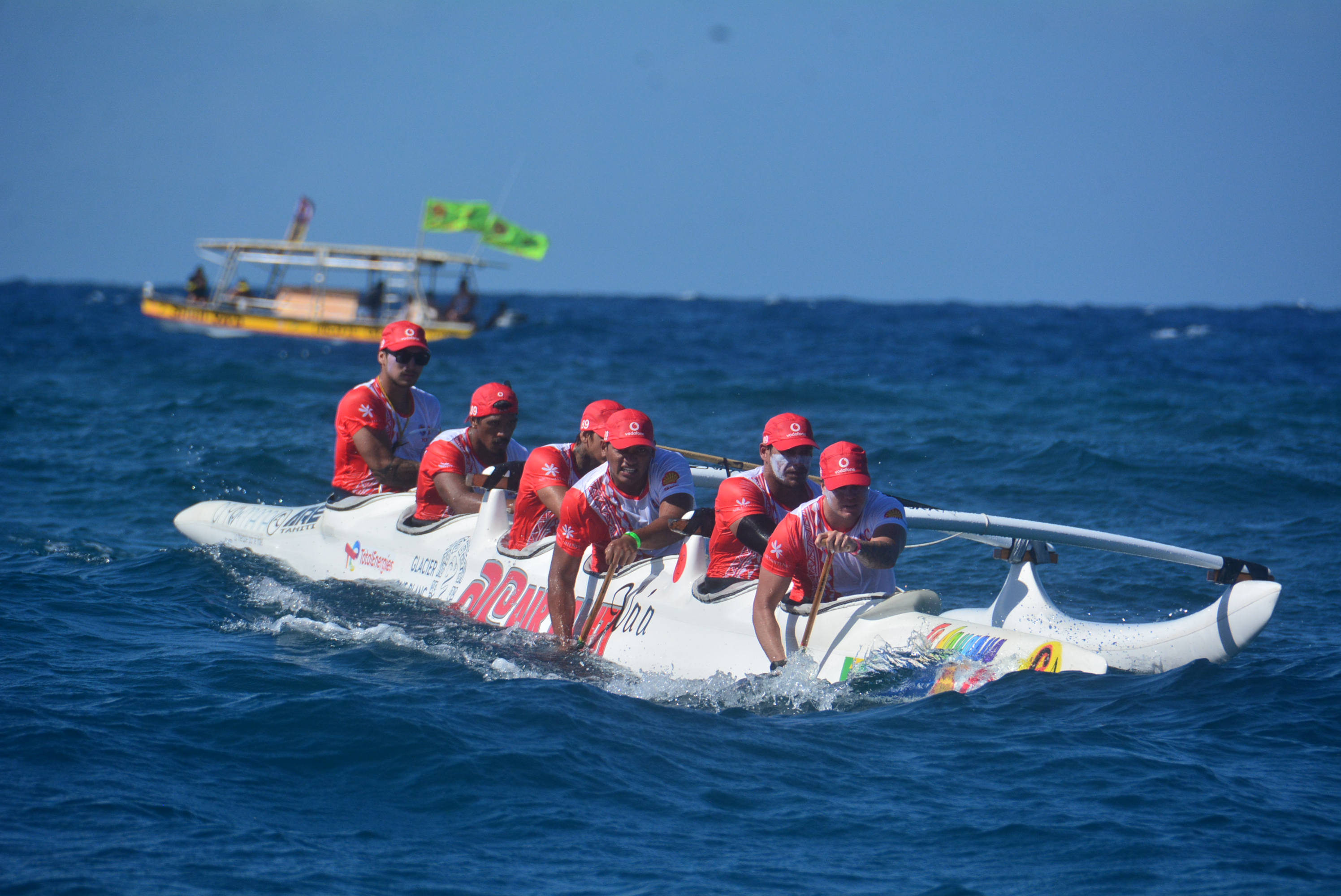 Renforcé par les prêts de Manarii Flores (ici au poste 3) et de Hititua Taerea, Air Tahiti s'est offert la deuxième place de la course samedi.