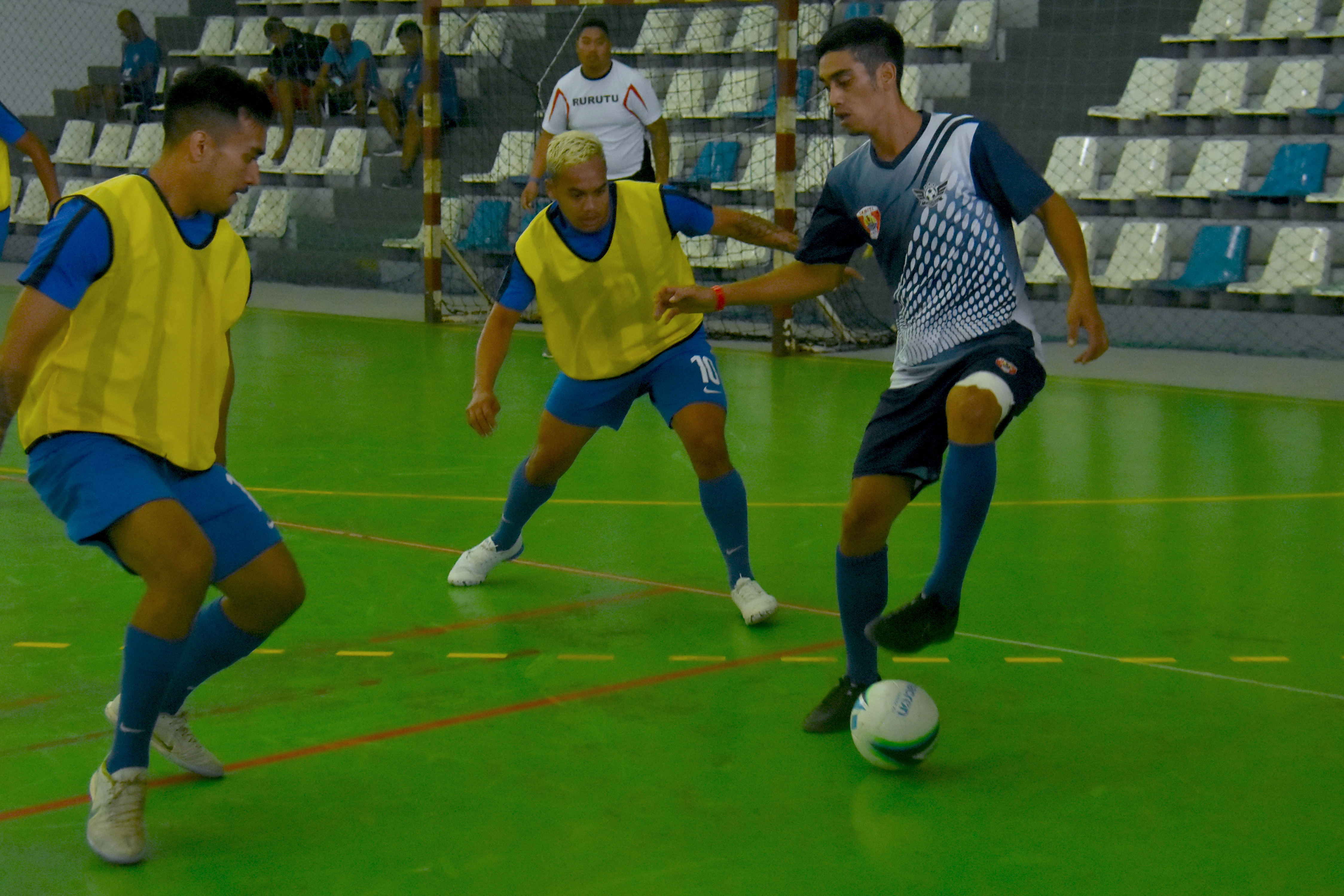 Les joueurs de Takaroa (en bleu) ont signé une précieuse victoire, ce jeudi, face à l'AS Metuaarii Futsal de Rurutu.