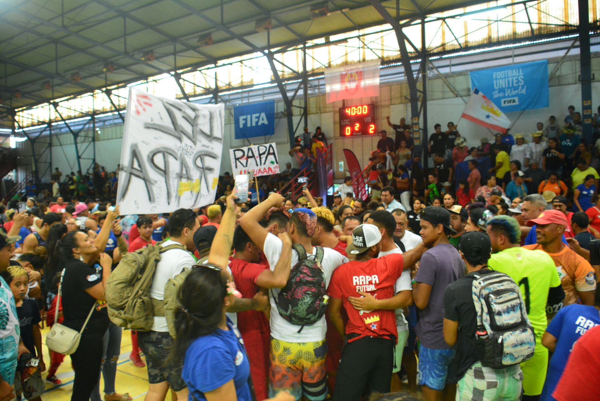 Bain de foule pour les joueurs de Rapa après leur troisième de victoire de suite au Festival des îles.