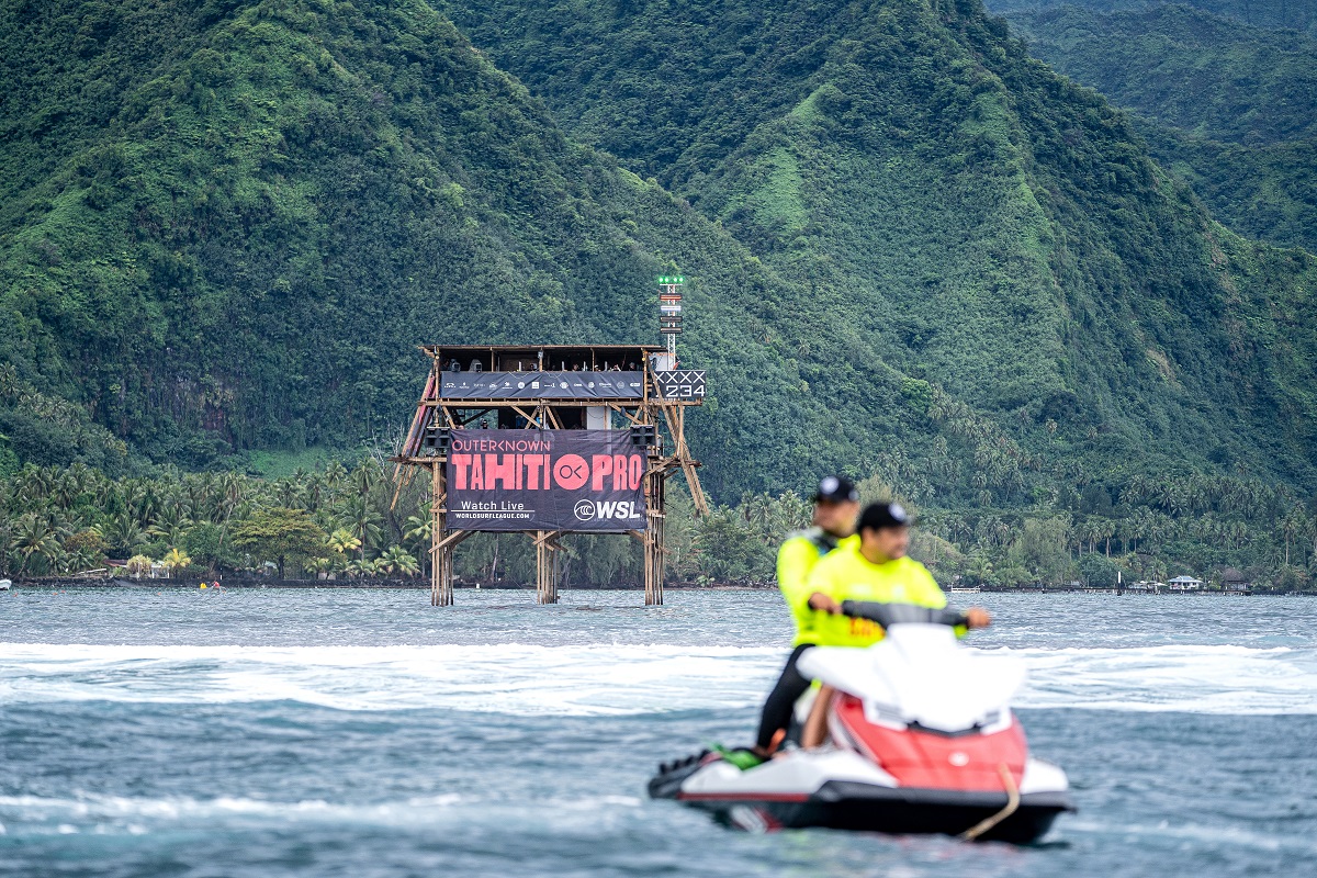Ce Tahiti Pro sera la première occasion pour le Cojo d'éprouver son dispositif. Un deuxième test sera organisé en mai 2024 à un peu moins de deux mois du lancement des premières séries olympiques à Teahupo'o. (photo : Jérôme Brouillet / AFP)