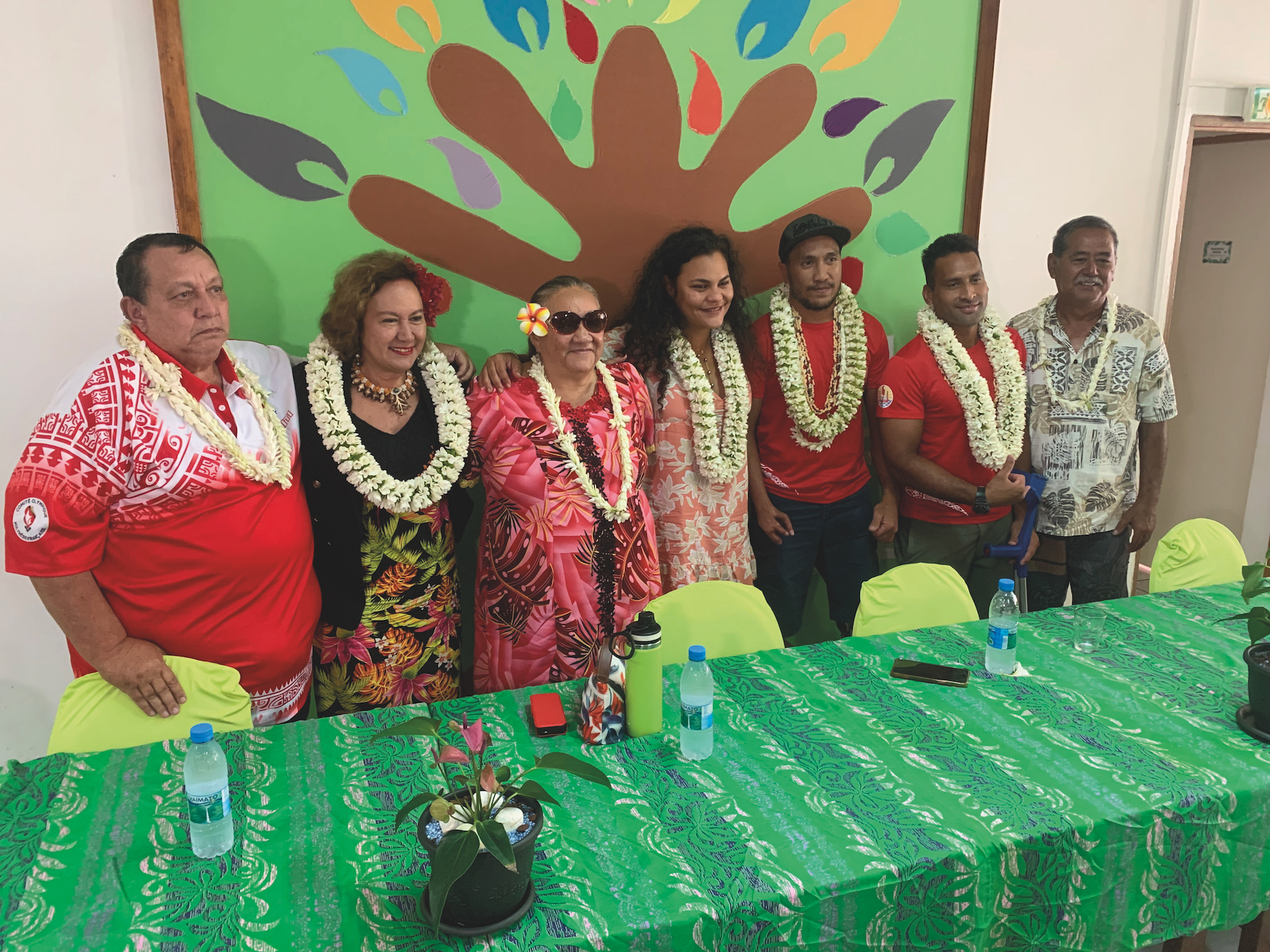 Allgower Maruae et Gervais Auméran (troisième et deuxième en partant de la droite) ont été reçus lundi à la fédération Te Niu o te huma. La ministre des Sports, Nahema Temarii, et le président du COPF, Louis Provost, étaient notamment présents pour les féliciter.