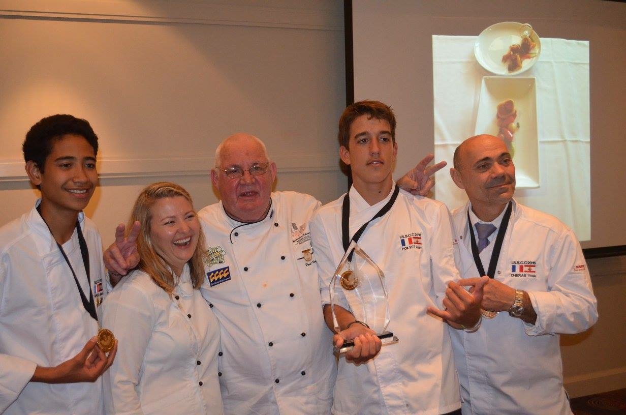 Médaille d'or et vainqueur du concours International Secondary School Culinary Challenge en Australie en 2016 avec Alann Poilvet et Tehuiarii Papaura ainsi que leur professeur.