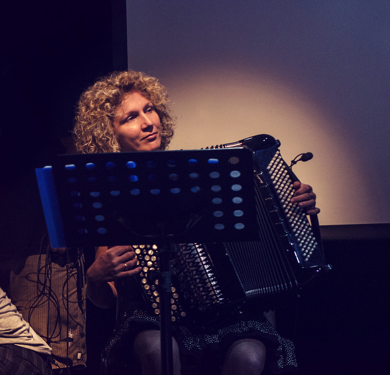 Pour garder la sonorité de l’époque, l’accordéoniste virtuose Brigitte Bettini a été invitée. Elle vient de France spécialement pour ce spectacle.