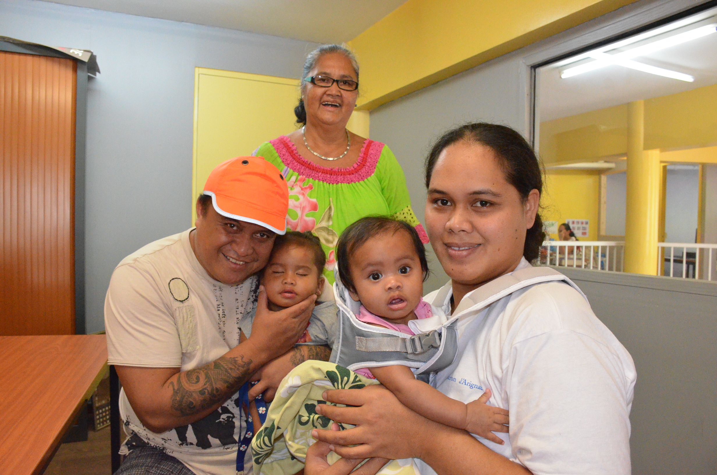 Bébé Elina 5 mois entourée de tout l’amour de sa maman, Elina, son papa Solomona, sa Mamie Rosina et sa grande sœur à la rédaction de Tahiti Infos