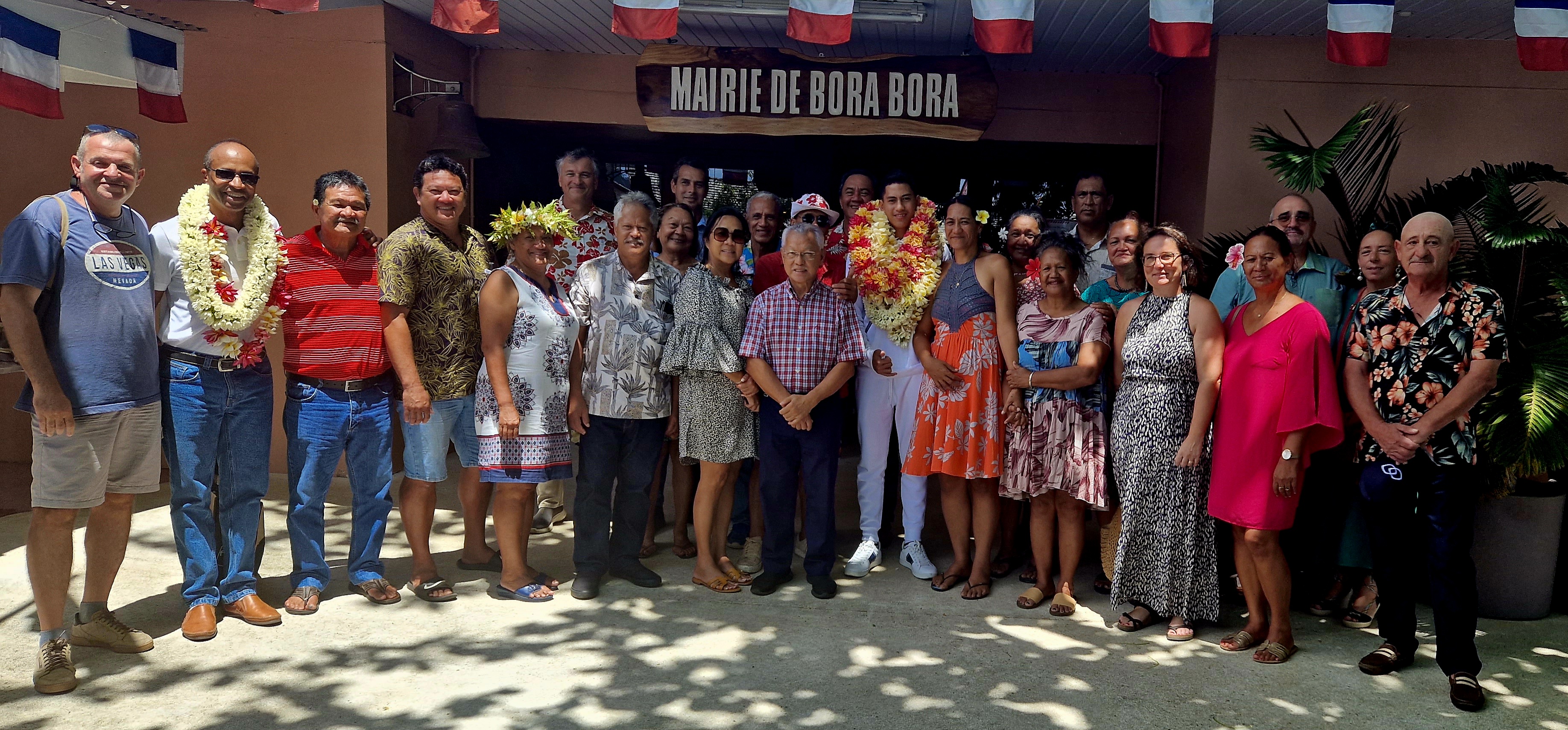 Parents, professeurs, camarades et élus étaient réunis à la mairie de Bora Bora, mardi dernier, pour accueillir Léon Tahaurai.