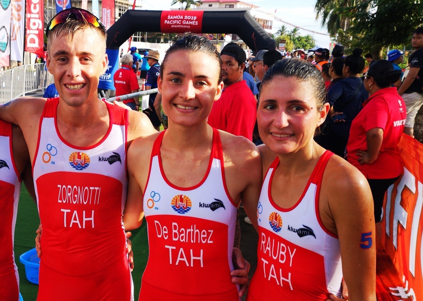 Trois des sélectionnés tahitiens pour Honiara avec Benjamin Zorgnotti et Salomé de Barthez, chefs de file des équipes masculine et féminine.