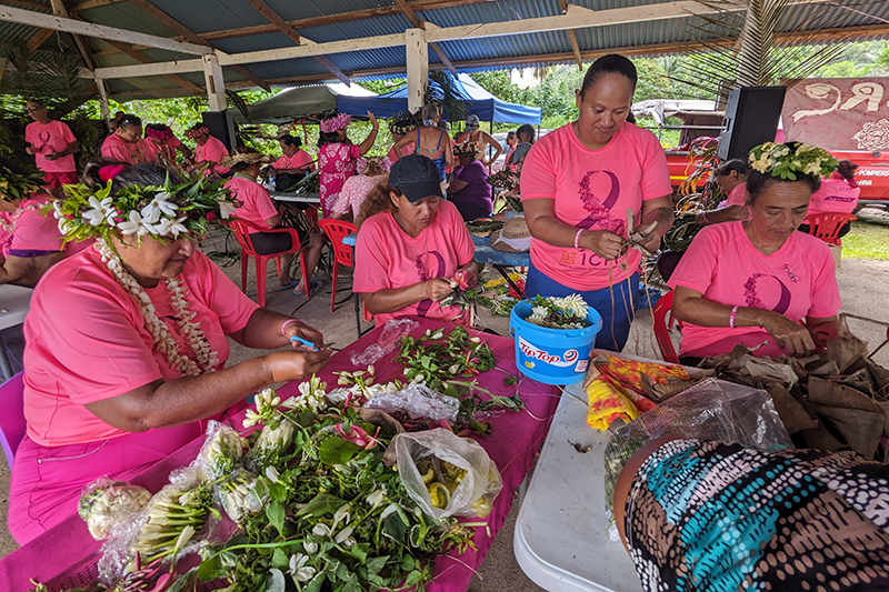 Journée rose et festive à Nuku Hiva