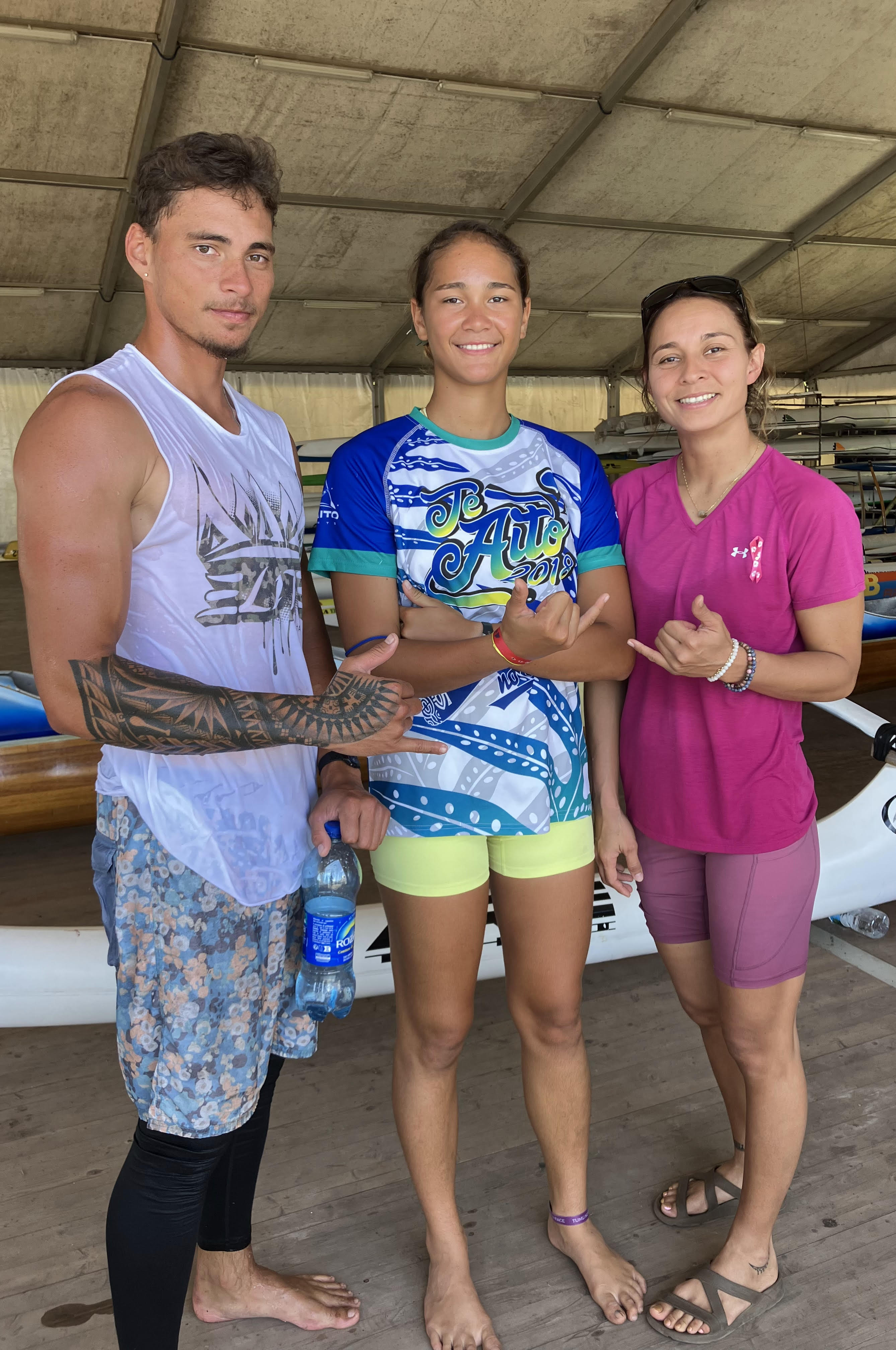 Nohoarii Thuau (en blanc) et Nateahi Sommer (en bleu) sont originaires de Raiatea et du club de  Teava Piti Surfski. (photo : Fédération polynésienne de kayak surfski)