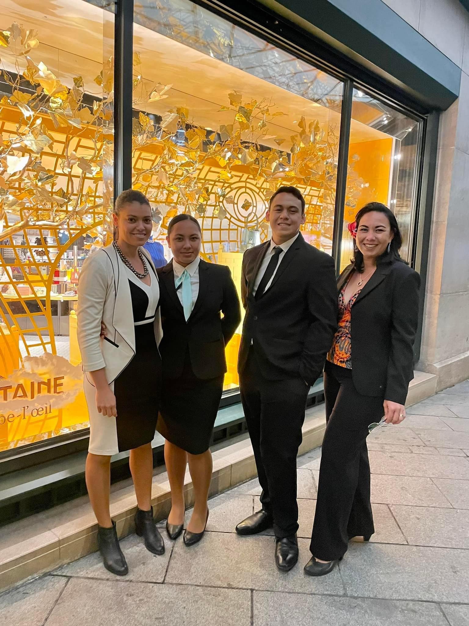 Honohere Ho et Kehaunui Gooding Maraetefau, ici au centre, ont été sacrés, ce lundi, Médailles d'or meilleurs apprentis de France art de la table. Crédit photo : Lycée hotelier de Tahiti.