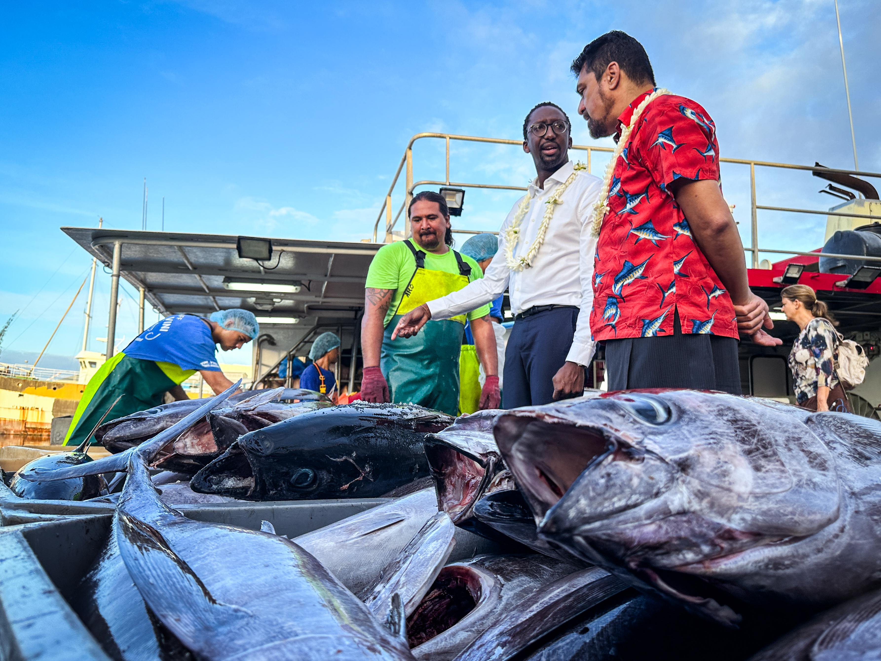 Le secrétaire d'État, Hervé Berville, en visite au port de pêche en compagnie de Taivini Teai, ministre des ressources marines.