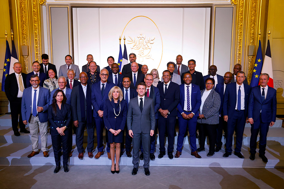 Emmanuel Macron et son épouse Brigitte Macron posent avec des maires et des élus d'Outre-mer lors de la réception organisée à l'Elysée.Crédit Ludovic MARIN / POOL / AFP