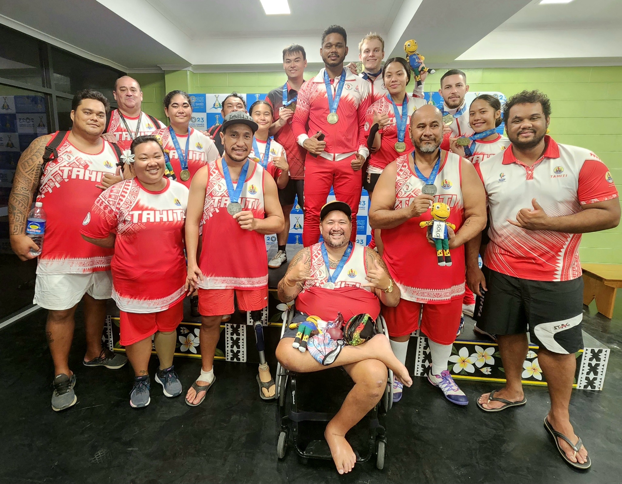 La délégation tahitienne de tennis de table avec leurs médailles. (photo : Fédération tahitienne de table)